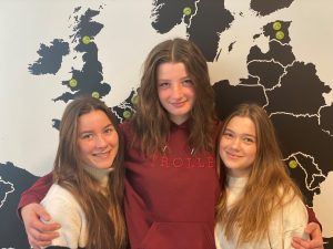 3 elever foran Europa